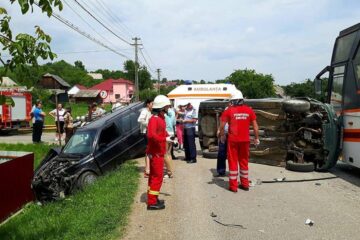 În urma impactului puternic, un autoturism s-a răsturnat pe carosabil, în timp ce un altul a fost proiectat în gardul unei case de lângă drum