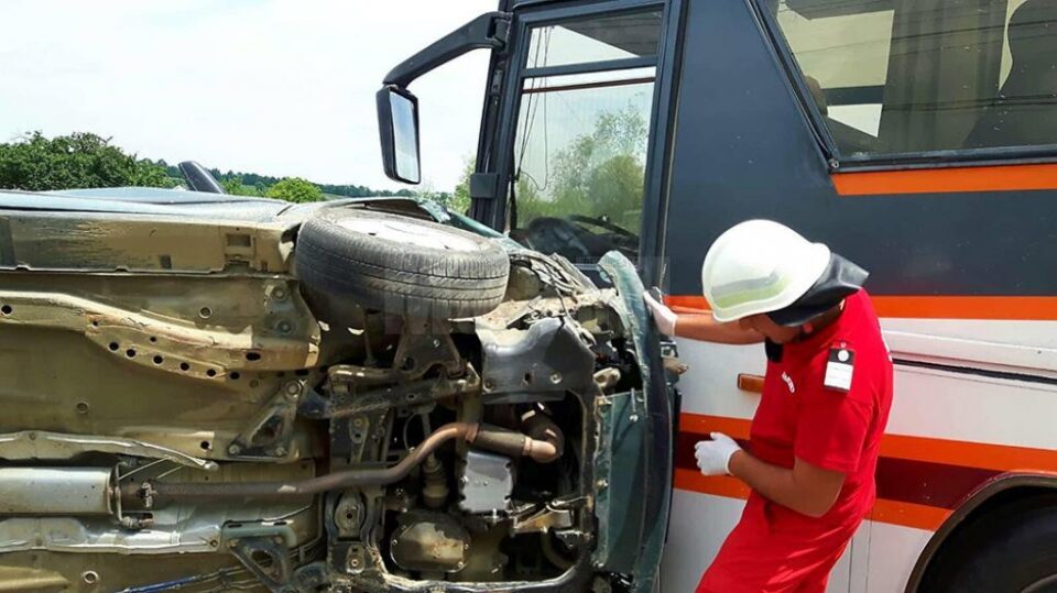 Femeia de 46 de ani aflată la volanul autoturismului lovit în plin a ajuns la spital cu contuzii și excoriații