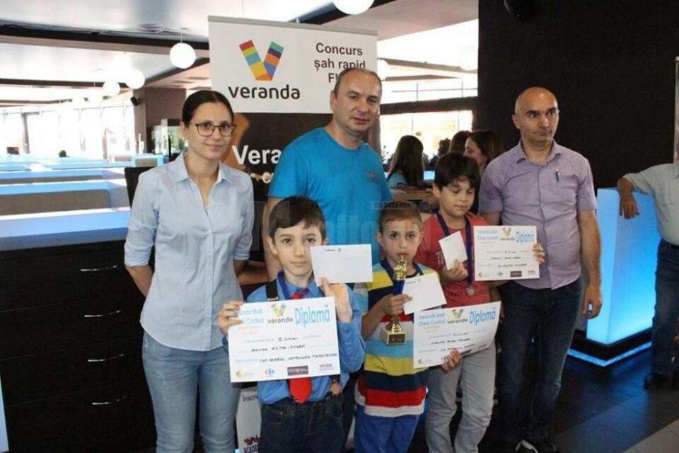 Victor Andrei Dranga (primul din stânga) a reușit să ocupe poziția a treia la categoria „CIV 1001” Victor Andrei Dranga (primul din stânga) a reușit să ocupe poziția a treia la categoria „CIV 1001”