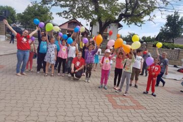 Elevii școlii au învățat lucruri noi prin intermediul unor jocuri prezentate acestora de voluntari în curtea școlii