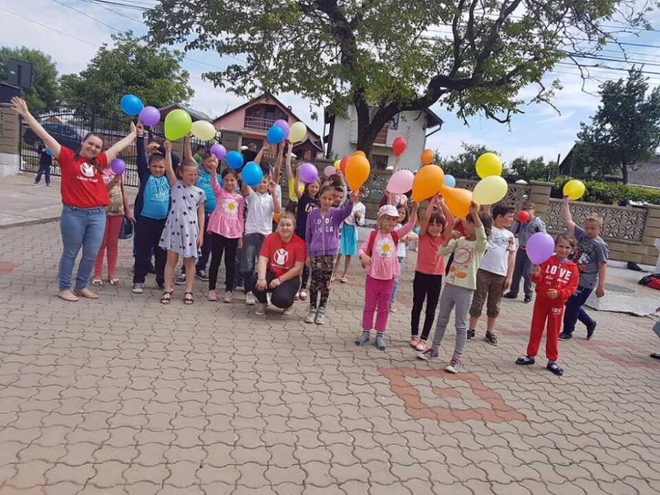 Elevii școlii au învățat lucruri noi prin intermediul unor jocuri prezentate acestora de voluntari în curtea școlii