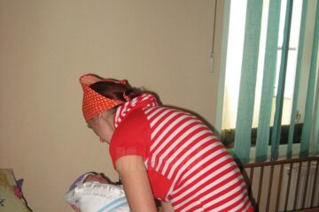 Minoră însărcinată, adusă de un echipaj de poliție la Centrul Maternal Suceava