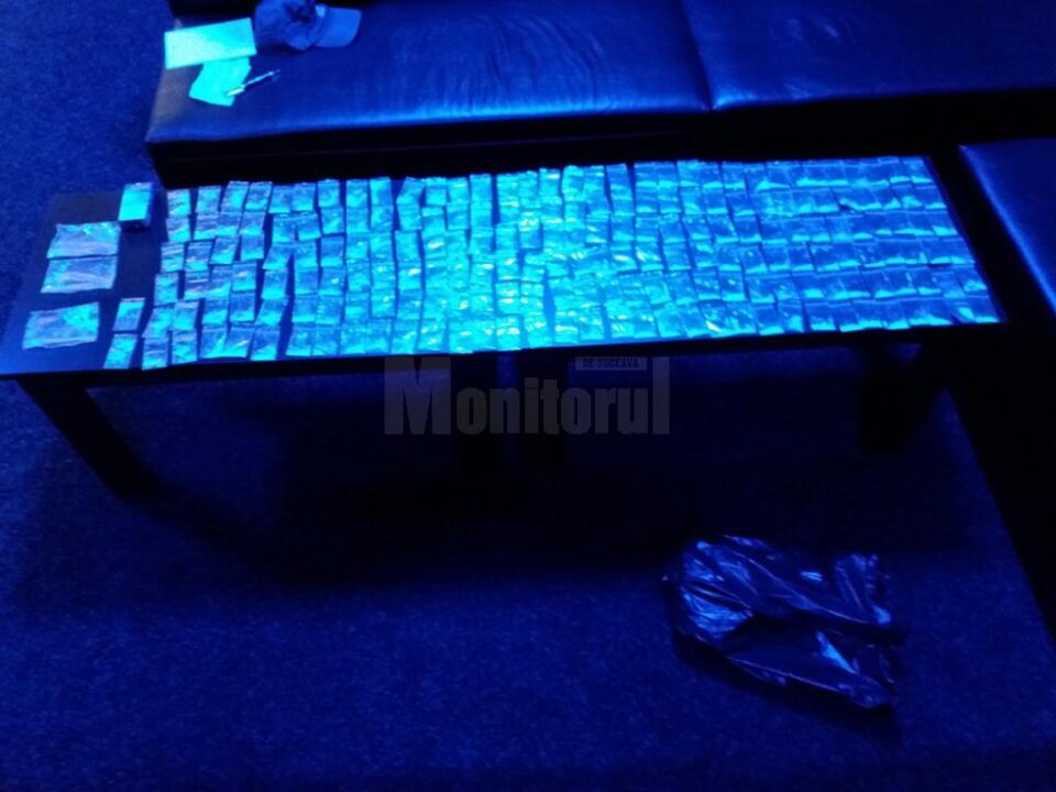 Pliculețe cu droguri ridicate de anchetatori