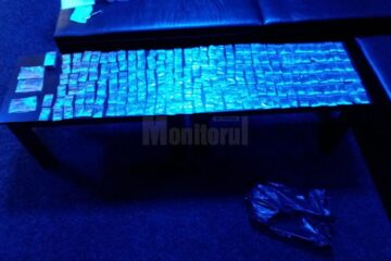 Pliculețe cu droguri ridicate de anchetatori