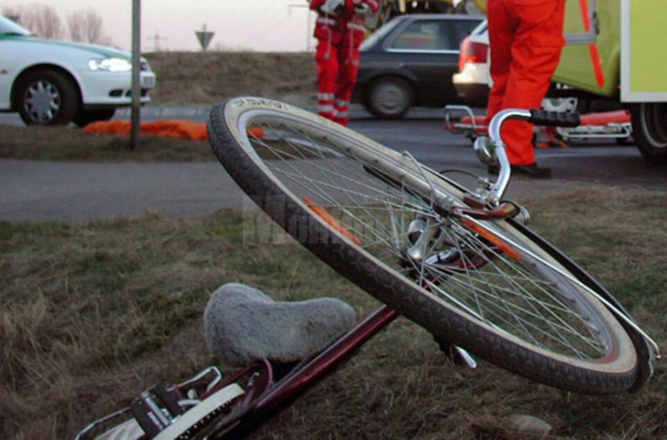Un șofer neatent a lovit un biciclist și a dispărut de la locul accidentului