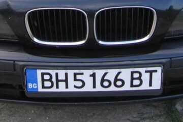 Tânăr fără permis prins la volanul unei mașini cu numere false