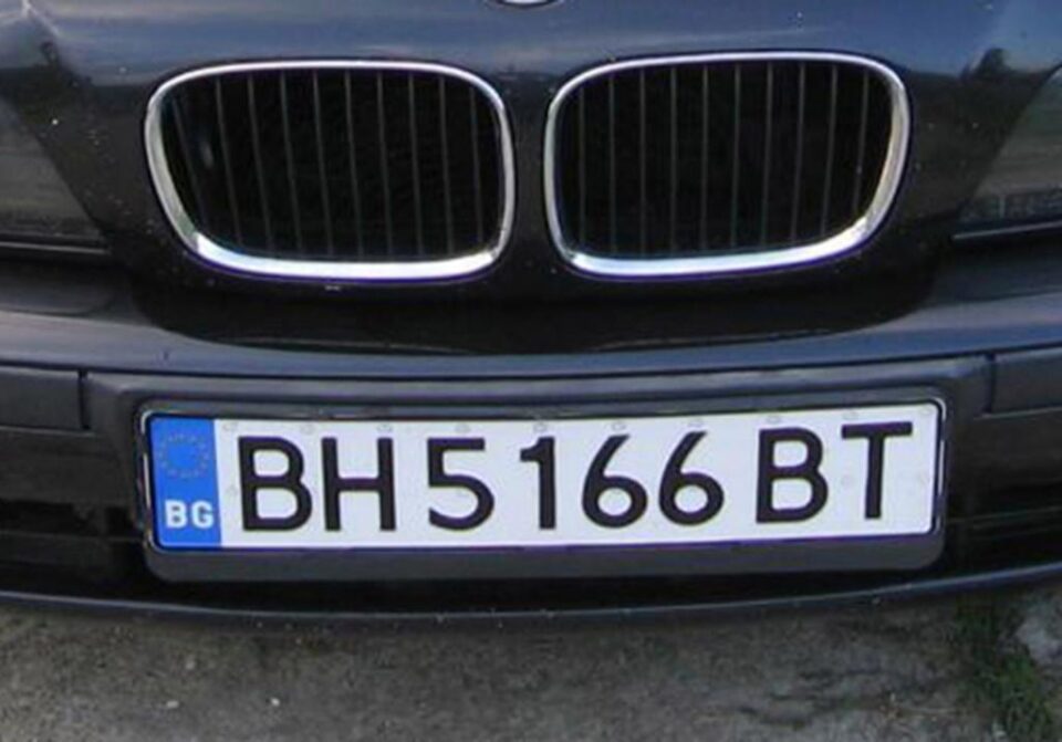 Tânăr fără permis prins la volanul unei mașini cu numere false