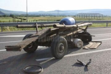 O căruță a fost acroșată de un autoturism într-o intersecție din Cornu Luncii