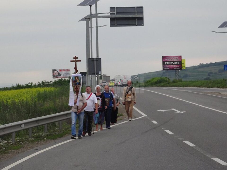 Grup de pelerini venind pe jos de la Cernăuți la Suceava pentru a se închina la moaștele Sf. Ioan cel Nou de la Suceava