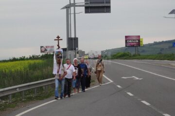 Grup de pelerini venind pe jos de la Cernăuți la Suceava pentru a se închina la moaștele Sf. Ioan cel Nou de la Suceava