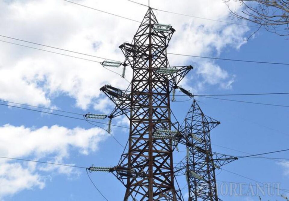 Adolescentul s-a urcat pe un stâlp electric de înaltă tensiune și a fost electrocutat