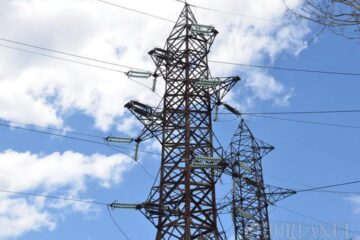 Adolescentul s-a urcat pe un stâlp electric de înaltă tensiune și a fost electrocutat