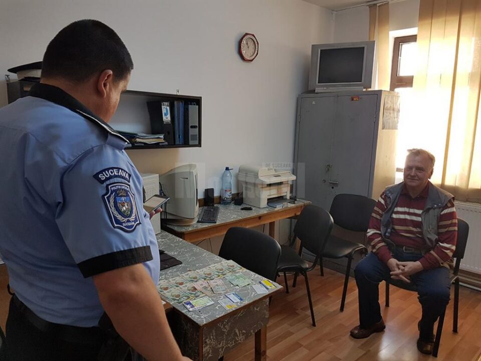 Portofel plin cu bani, carduri și acte, găsit și returnat proprietarului prin Poliția Locală Suceava