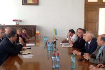 Gheorghe Flutur s-a întâlnit, ieri, la Siret, cu guvernatorul de Cernăuți, cu președintele Consiliului Regional Cernăuți și cu reprezentați ai căilor ferate din România și Ucraina