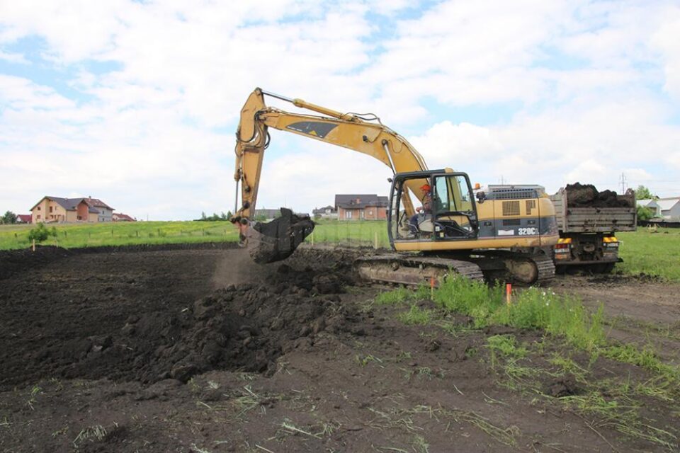 Lucrarile au început cu excavarea terenului, pentru turnarea fundațiilor și realizarea cotei zero pentru toate clădirile ansamblului noului complex