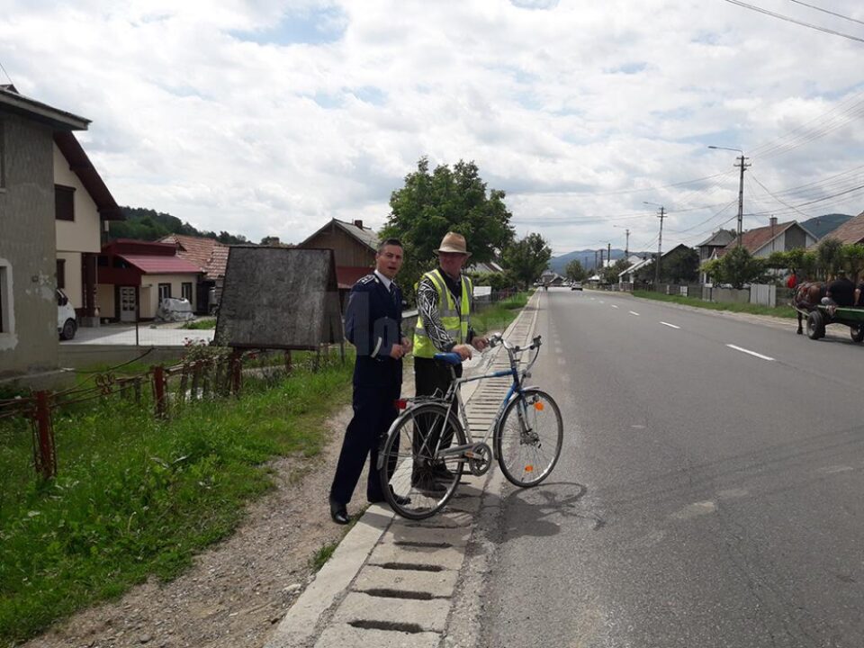 Polițiștii au împărțit veste reflectorizante, dar de săptămâna viitoare vor trece și la amenzi