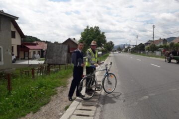 Polițiștii au împărțit veste reflectorizante, dar de săptămâna viitoare vor trece și la amenzi