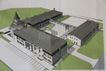 Noul sediu întins pe o suprafață de 7.000 de metri pătrați va cuprinde un ansamblu modern de 4 clădiri legate printr-un modern portic din sticlă, un amfiteatru in aer liber, terenuri de sport și parcări