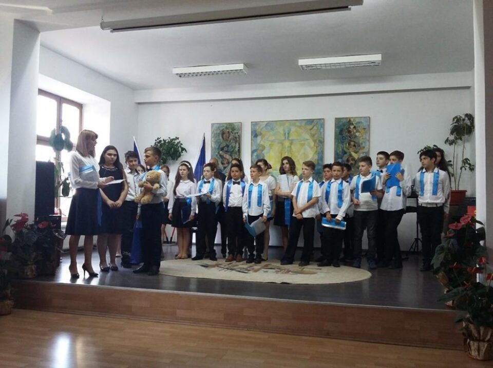 Momentul înmânării darului din partea echipei de proiect