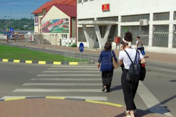 Pietonii care folosesc zebra ajung pe rondul ornamental, în loc de trotuar