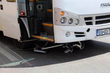 În ciuda faptului că bicicleta a fost strivită sub rotile autobuzului, bărbatul aflat pe vehiculul cu două roți a scăpat doar cu câteva zgârieturi