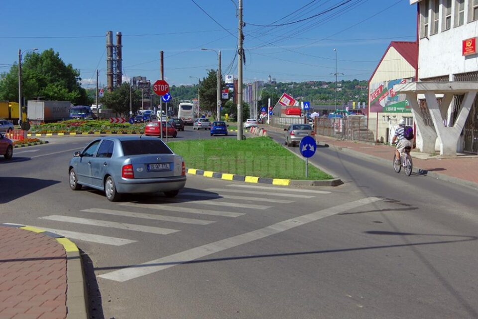 Trecere de pietoni între trotuar și scuarul cu gazon din mijlocul străzii, în municipiul Suceava