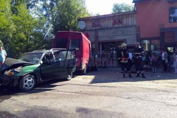 În urma impactului, două persoane cu leziuni grave au ajuns la Spitalul Municipal Rădăuți