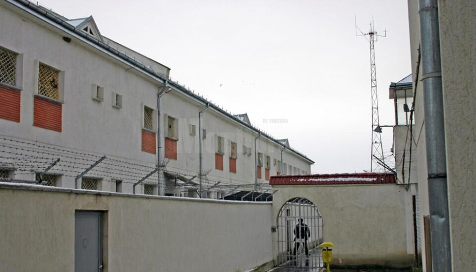 Femeia a fost escortată la penitenciar, unde are de ispășit o pedeapsă de șase luni de închisoare
