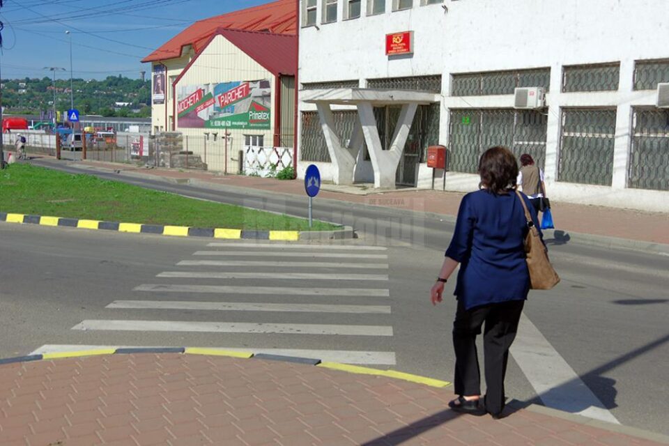 Trecere de pietoni între trotuar și scuarul cu gazon din mijlocul străzii, în municipiul Suceava