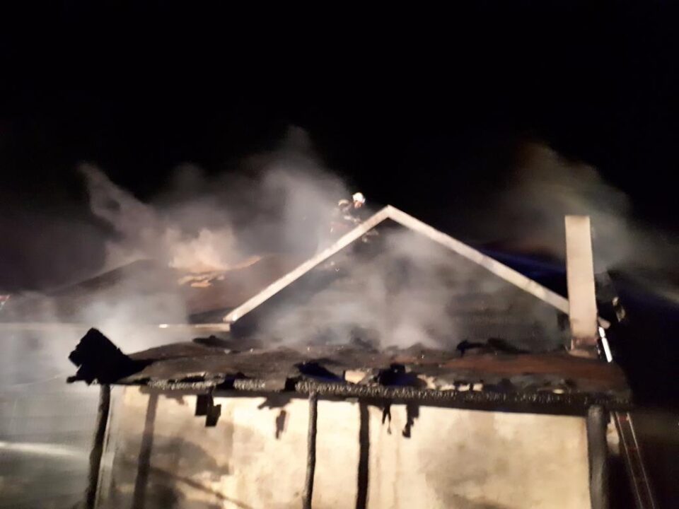 Cabană afectată de un incendiu izbucnit de la saună