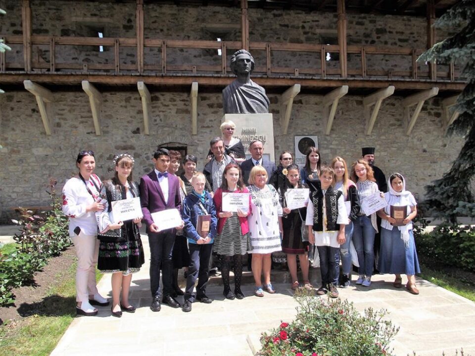 Elevi premiați la Concursul de recitare a liricii eminesciene „La Putna”