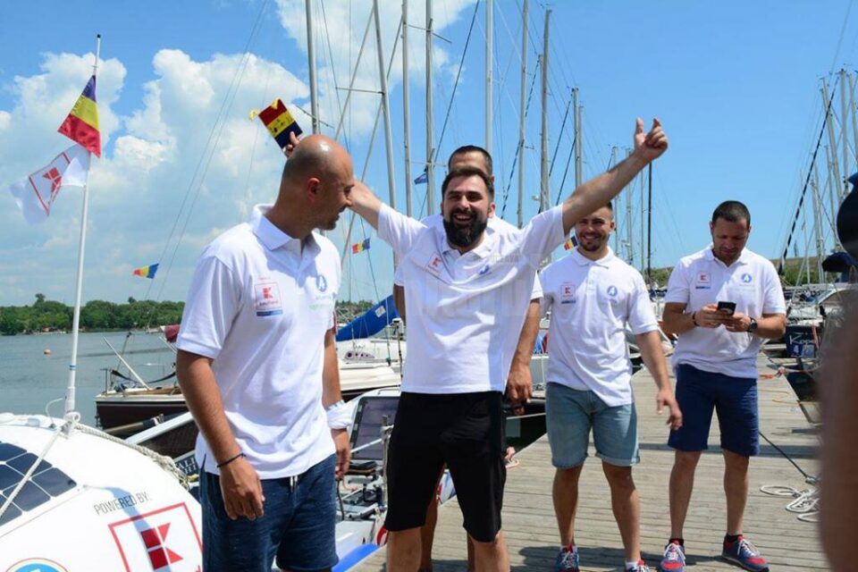 Un fălticenean traversează Marea Neagră într-o ambarcațiune cu vâsle, în încercarea de a doborî un record mondial