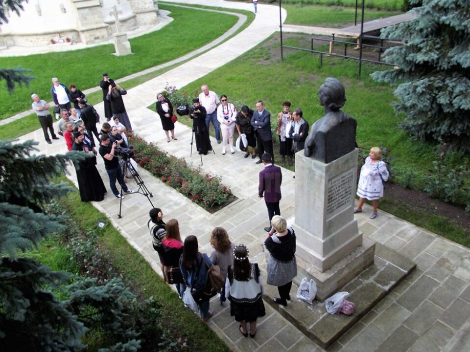 Elevi premiați la Concursul de recitare a liricii eminesciene „La Putna”