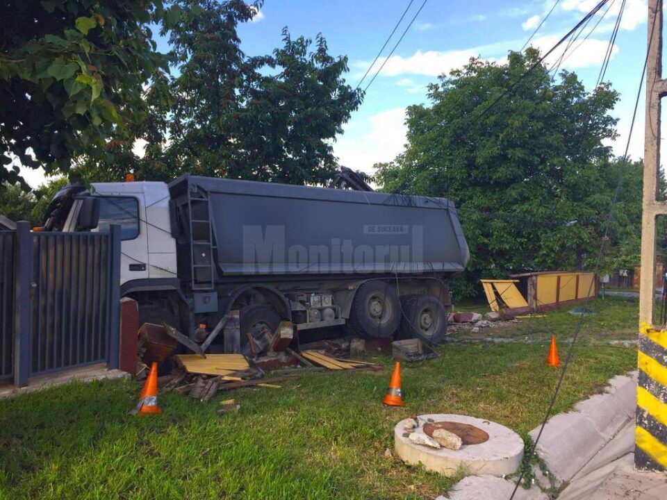 Scăpat de sub control, un autocamion a distrus un gard la Plopeni