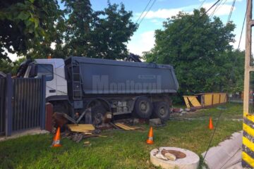 Scăpat de sub control, un autocamion a distrus un gard la Plopeni