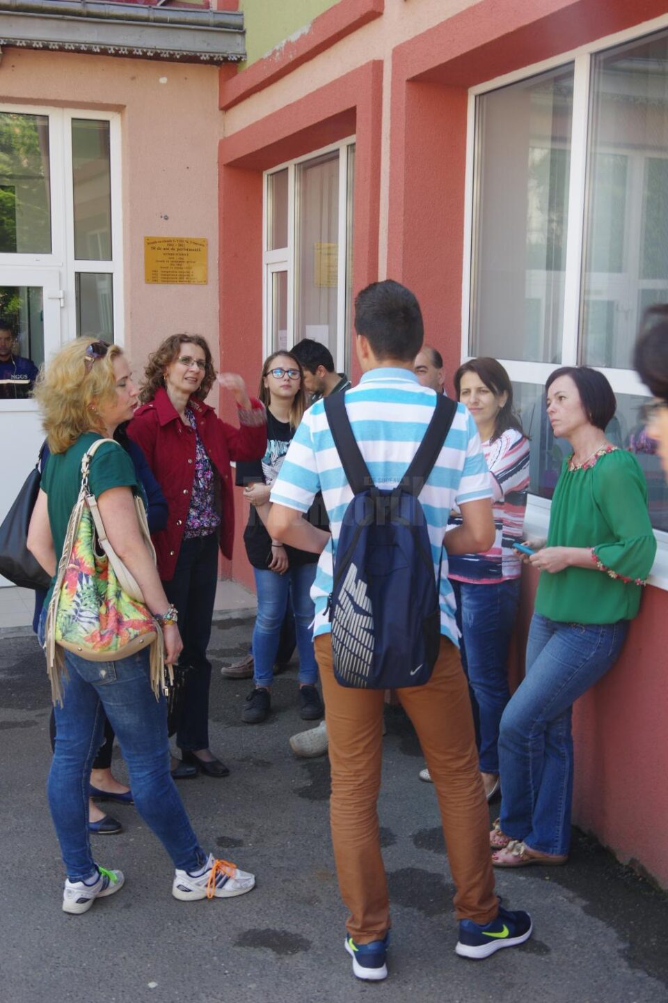 Absolvenții de clasa a VIII-a au susținut luni proba scrisă la Limba și literatura română Absolvenții de clasa a VIII-a au susținut luni proba scrisă la Limba și literatura română