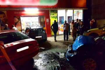 Autoturism proiectat într-un magazin, după ce a fost acroșat de altul scăpat de sub control