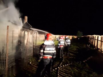 Incendiu puternic la o cabană din lemn din Mitocu Dragomirnei