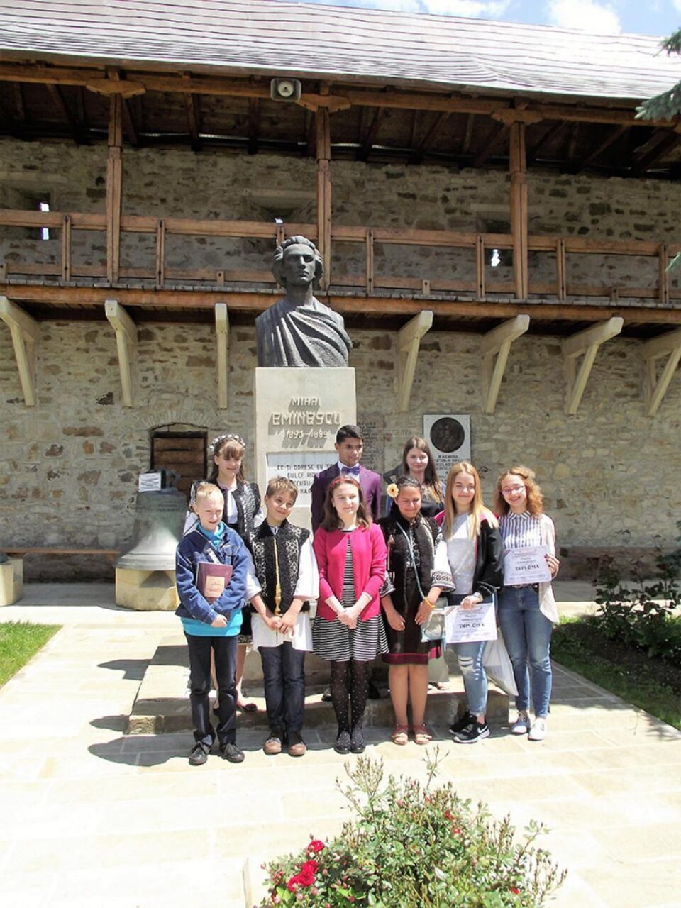 Elevi premiați la Concursul de recitare a liricii eminesciene „La Putna”