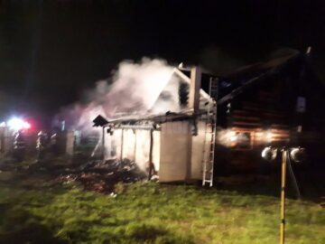 Incendiu puternic la o cabană din lemn din Mitocu Dragomirnei