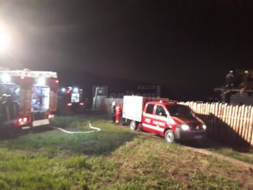 Incendiu puternic la o cabană din lemn din Mitocu Dragomirnei