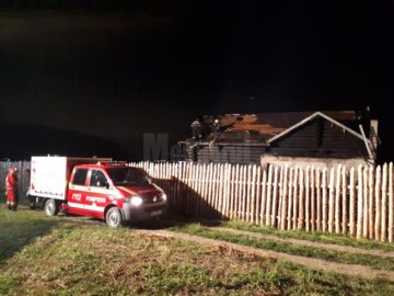 Pompierii chemați la fața locului s-au chinuit ore în șir să stingă incendiul