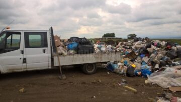 Angajații Primăriei Bosanci au descărcat un nou transport de gunoi