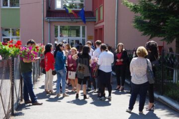 Părinții își așteaptă copiii să iasă din examen