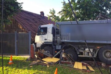 Într-o curbă la stânga, șoferul a pierdut controlul direcției, a părăsit șoseaua și a distrus gardul unei locuințe