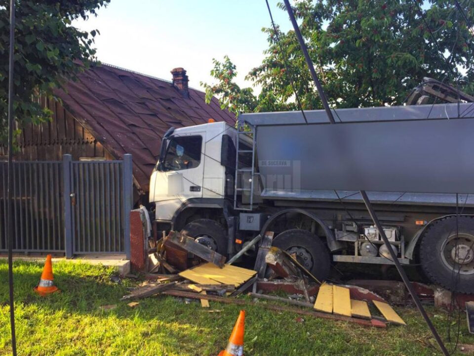 Într-o curbă la stânga, șoferul a pierdut controlul direcției, a părăsit șoseaua și a distrus gardul unei locuințe