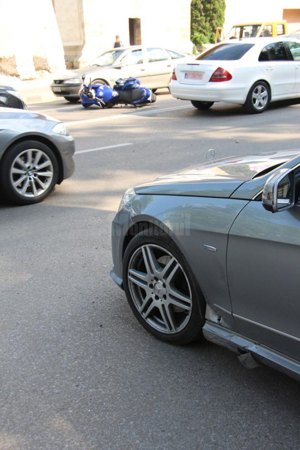 Accident între o motocicletă și un autoturism, din cauza neacordării de prioritate