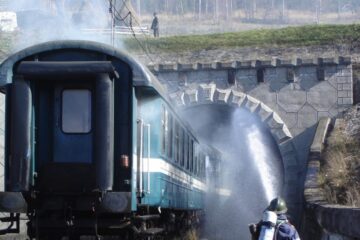 Exercitiul tactic presupune intervenția lucratorilor ISU în cazul unui incendiu declanșat la un vagon de călători, în interiorul unui tunel de cale farată