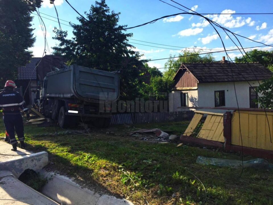 Camionul a distrus în drumul său un gard din beton și lemn, precum și o parte din instalațiile pe fir aflate pe stâlpi