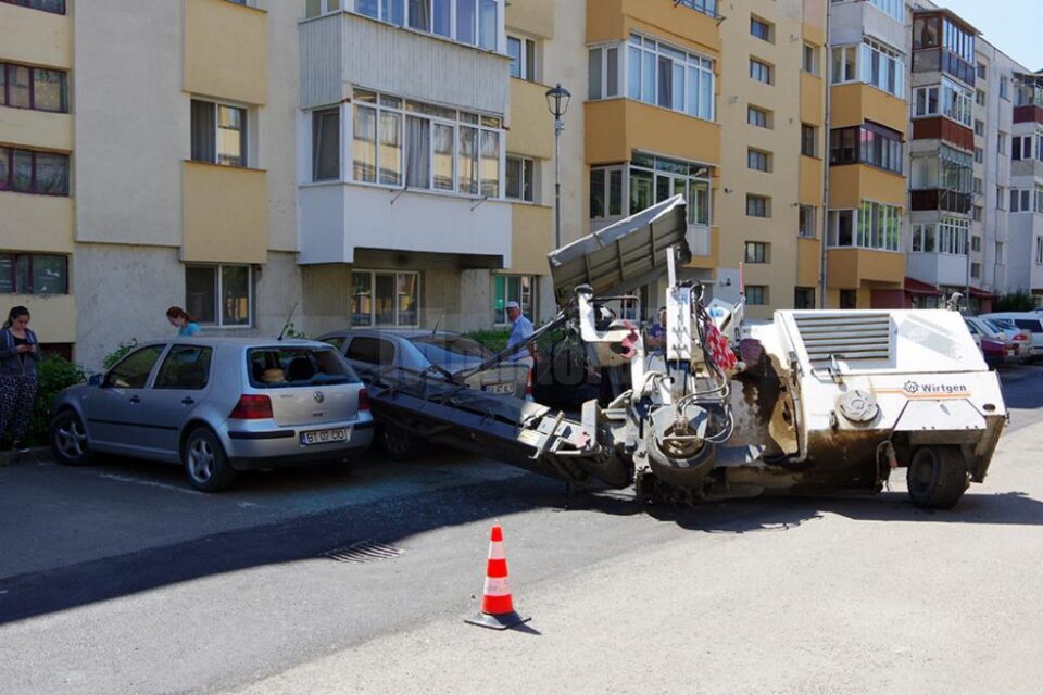 Brațul utilajului a avariat două mașini